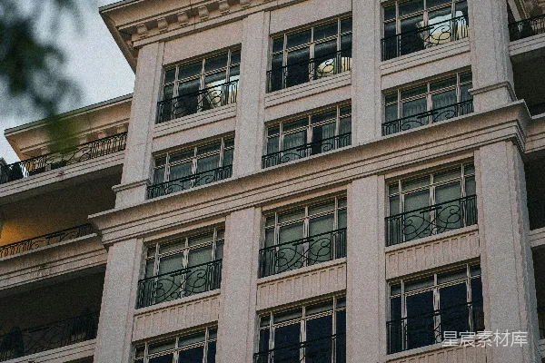 高清摄影 一座有许多窗户的建筑