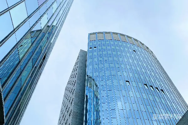 高清摄影 几栋高大的建筑物并排在一起。