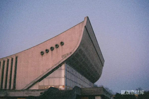 高清摄影 现代化混凝土建筑，带有独特的弯曲屋顶。