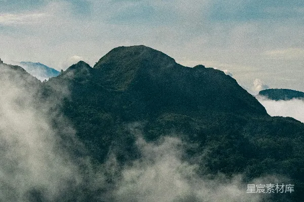 一片被云雾覆盖的山峦美景