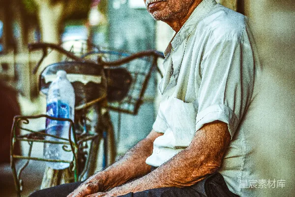 一个男人坐在椅子上。
