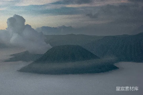 云雾覆盖下的山景