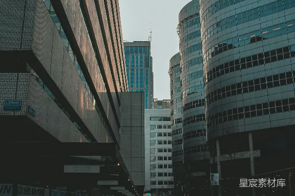 高清摄影 一条街道，两旁是高大的建筑物。