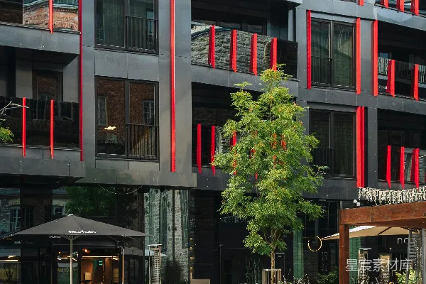 高清摄影 一个前面摆着许多桌子和椅子的建筑物。