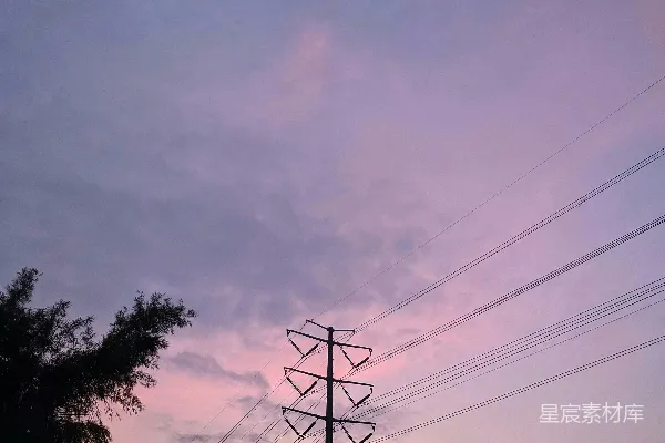 背景中有电线杆与蓝天。