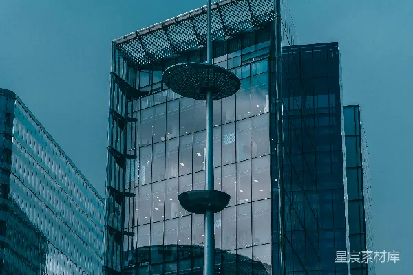 高清摄影 一座高大的玻璃建筑紧挨着一根金属杆。