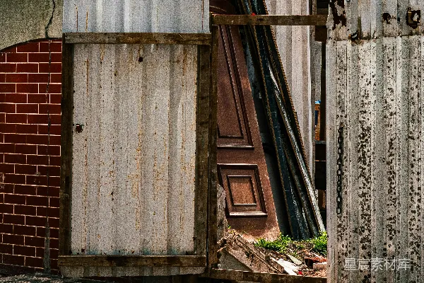 带拱形金属屋顶的砖墙小屋和门