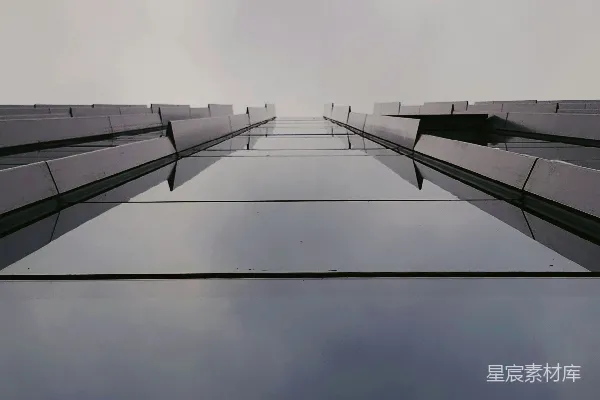 高清摄影 现代建筑外墙映衬着多云的天空