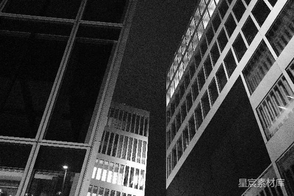 高清摄影 现代玻璃建筑在黑暗的夜空下。
