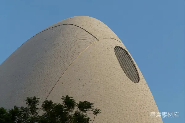 高清摄影 现代建筑，外墙圆润，有圆形窗户。