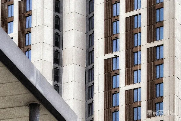 高清摄影 现代建筑立面，有许多窗户和混凝土悬挑。