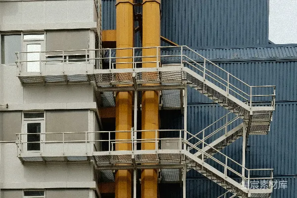 高清摄影 现代化建筑外立面，黄色管道和楼梯