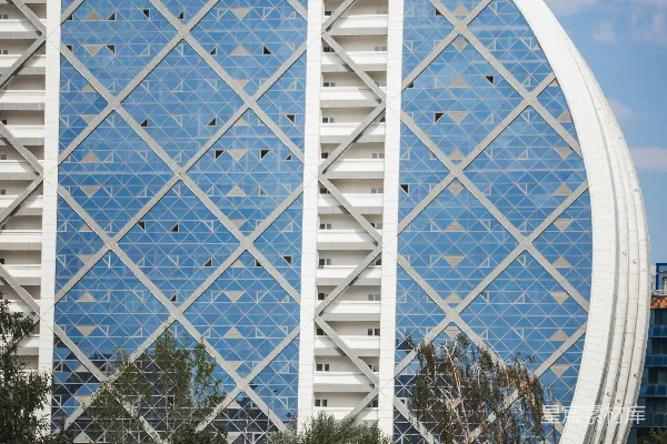 高清摄影 现代圆形建筑，具有几何玻璃幕墙。