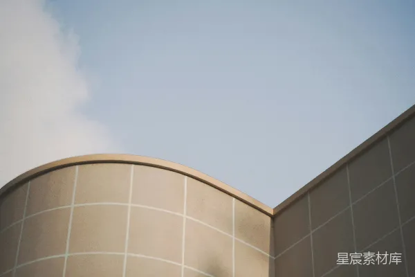 高清摄影 现代建筑的外墙与晴朗的蓝天形成对比。