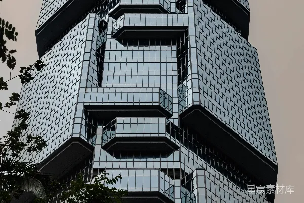 高清摄影 一座现代化的摩天大楼高耸在树林之上。