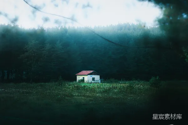 白屋红屋绿草地上，白云 overhead
