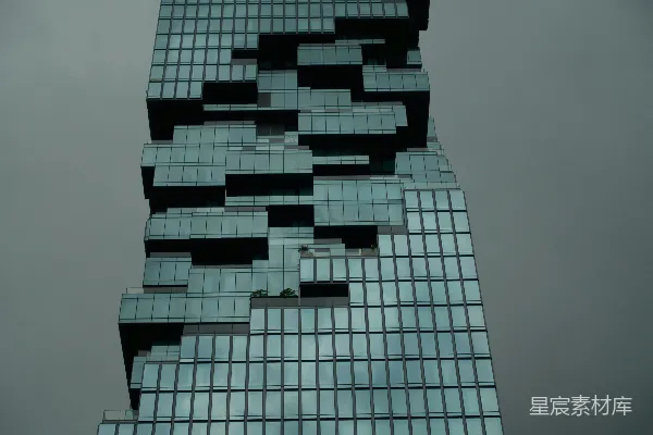 高清摄影 现代摩天大楼，几何形立面，背景是多云的天空。