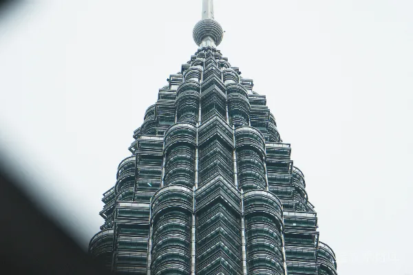 高清摄影 现代摩天大楼建筑在多云的天空下