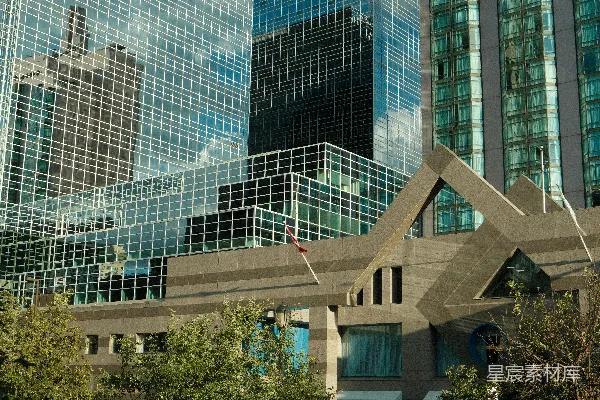 高清摄影 现代玻璃建筑和汽车在街道上。