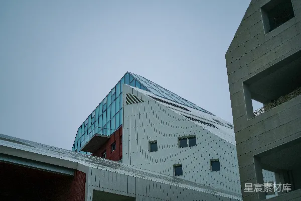 高清摄影 一座高楼，背景是蓝天。