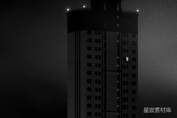 高清摄影 一座高大建筑物的窗户在黑暗的天空中发光。