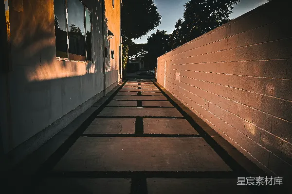 高清摄影 夕阳西下，两墙之间的小径