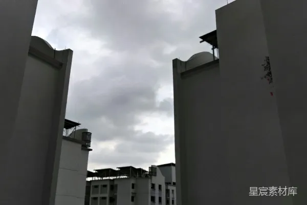 高清摄影 高楼大厦在阴云密布的天空下