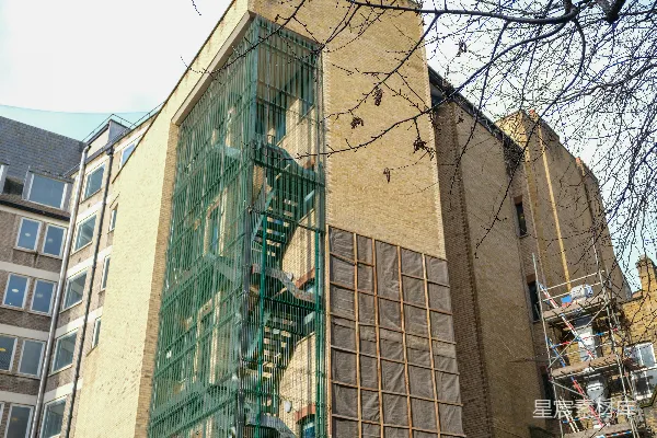 高清摄影 使用脚手架和绿色安全网进行建筑