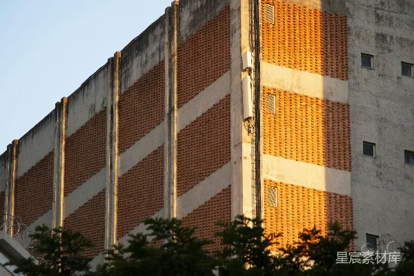 高清摄影 一座混凝土建筑，带有橙色砖块装饰
