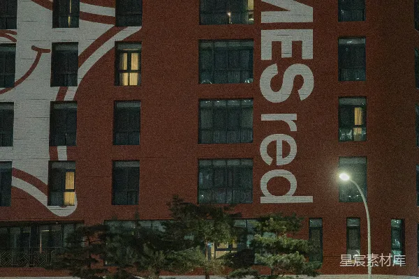 高清摄影 一座高大的红色建筑，上面竖着写着“homestred”。