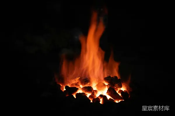 黑暗中闪烁的余烬与火焰