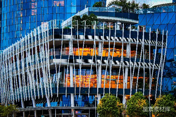 高清摄影 现代化的建筑，拥有独特的外墙设计和发光的窗户。