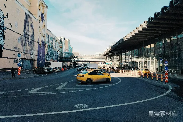 高清摄影 黄色的出租车在阳光明媚的日子里绕过一个环岛。