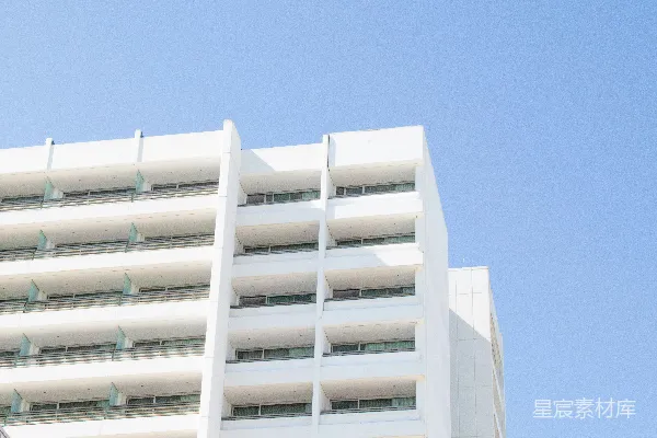 高清摄影 一座高大的白色建筑紧邻另一座高大的白色建筑。