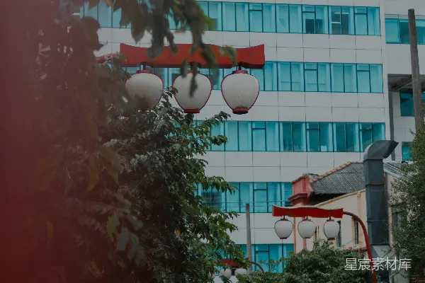 高清摄影 街景，有汽车和现代建筑