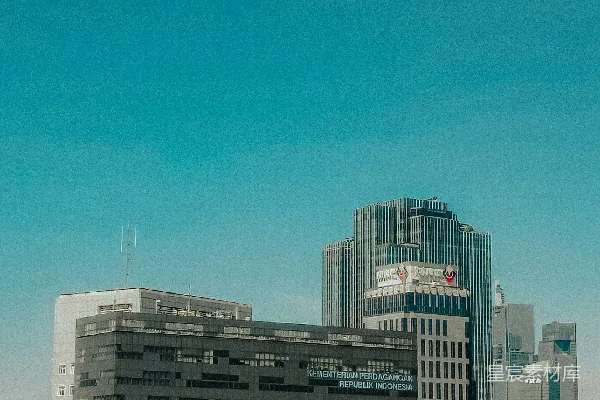 高清摄影 城市景观，几座现代化的建筑在蓝天背景下。