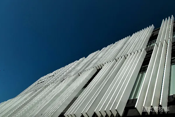 高清摄影 一座高大的白色建筑，背景是蓝天。