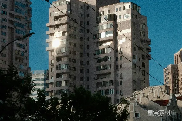 高清摄影 阳光在蓝天映衬下反射在一座高楼之上。