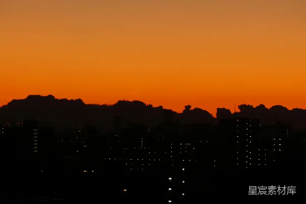 一幅夕阳映照在水面的城市背景中的景象