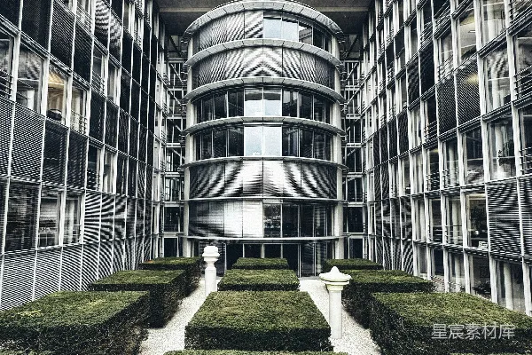 高清摄影 一座有很多窗户的建筑物，前面有草地。