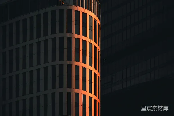 高清摄影 在夜间的一栋棕色高层建筑