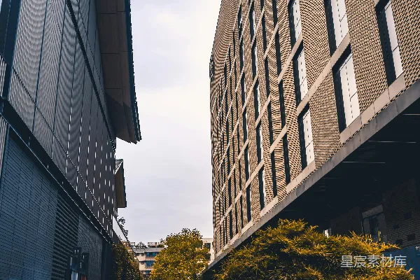 高清摄影 一座很高的大楼旁边有一条人行道。