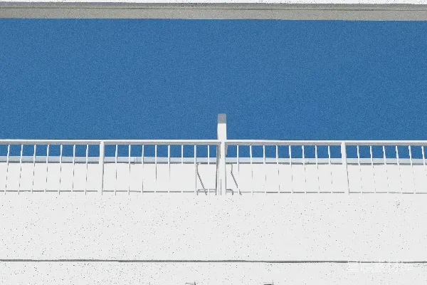 高清摄影 白色建筑立面，两扇窗户映衬着蓝天。