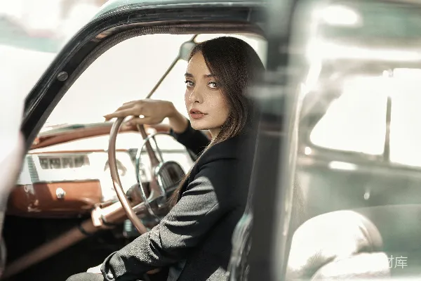 黑色长袖上衣的女人开车
