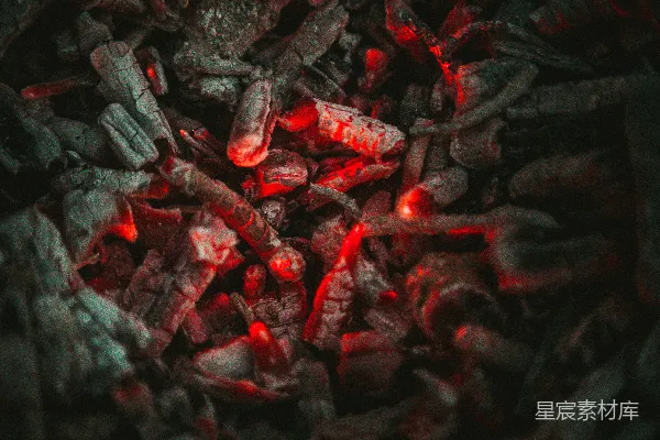 火盆中闪烁的灰烬和炭火