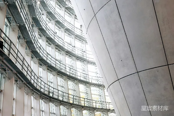 高清摄影 现代室内设计中的曲面混凝土墙和玻璃窗。