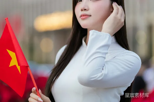 越南妇女举着旗帜。