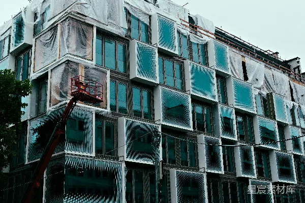 高清摄影 正在建设中的现代建筑，具有独特的窗户设计。