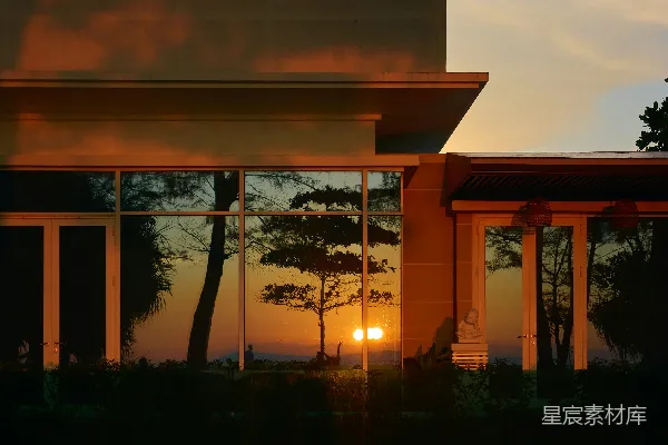 高清摄影 夕阳映照在建筑物的玻璃窗上
