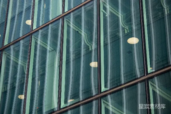 高清摄影 现代玻璃建筑外立面，反射出景象